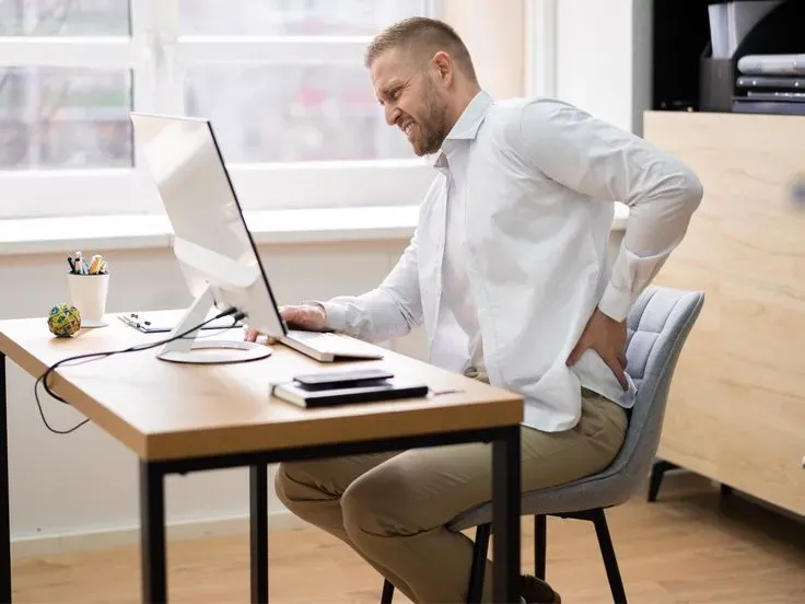 How an Adjustable Sit-Stand Desk Can Reduce Back Pain